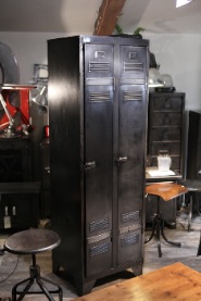 vestiaire ancien metal brut